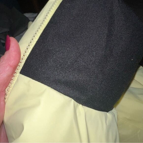 RAINS Loop W Vest ❄️ NWT ❄️ pale yellow straw❄️ puffy quilted ❄️ extra small - Picture 5 of 6